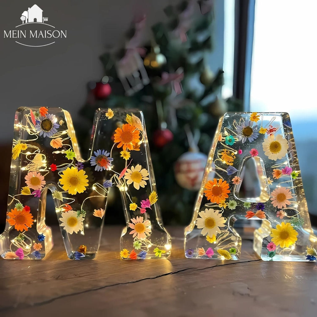 FloraLetter – pryskyřicová lampa s květinami ve tvaru písmen abecedy