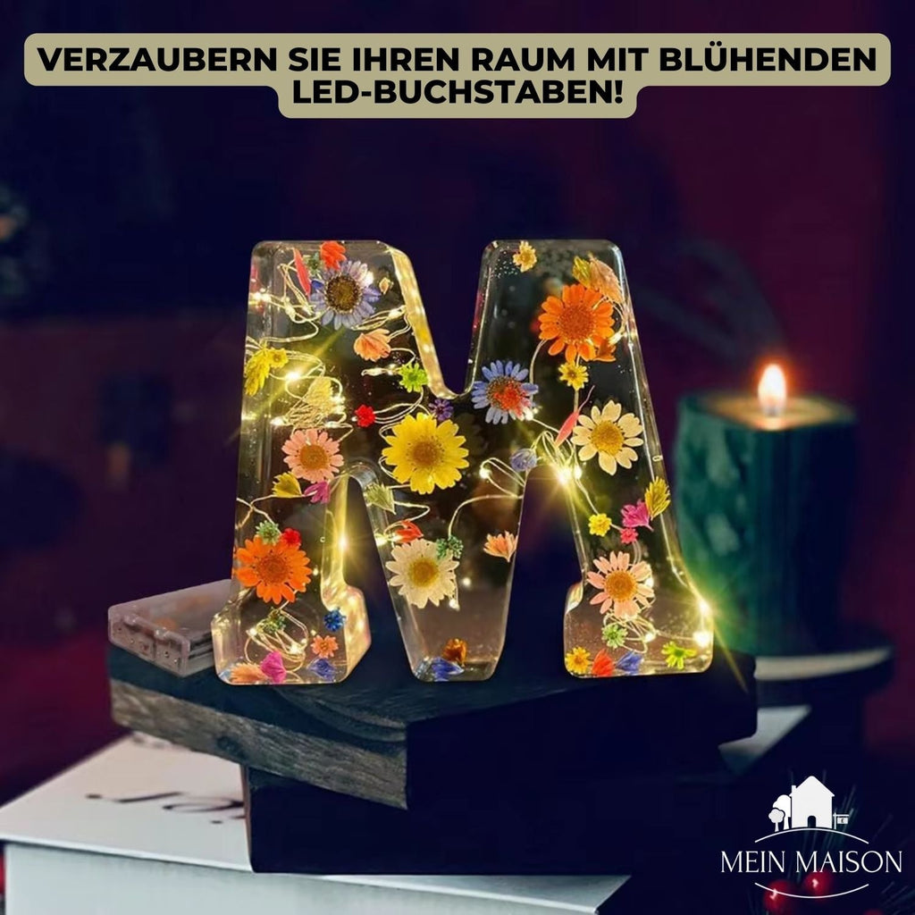 FloraLetter – pryskyřicová lampa s květinami ve tvaru písmen abecedy