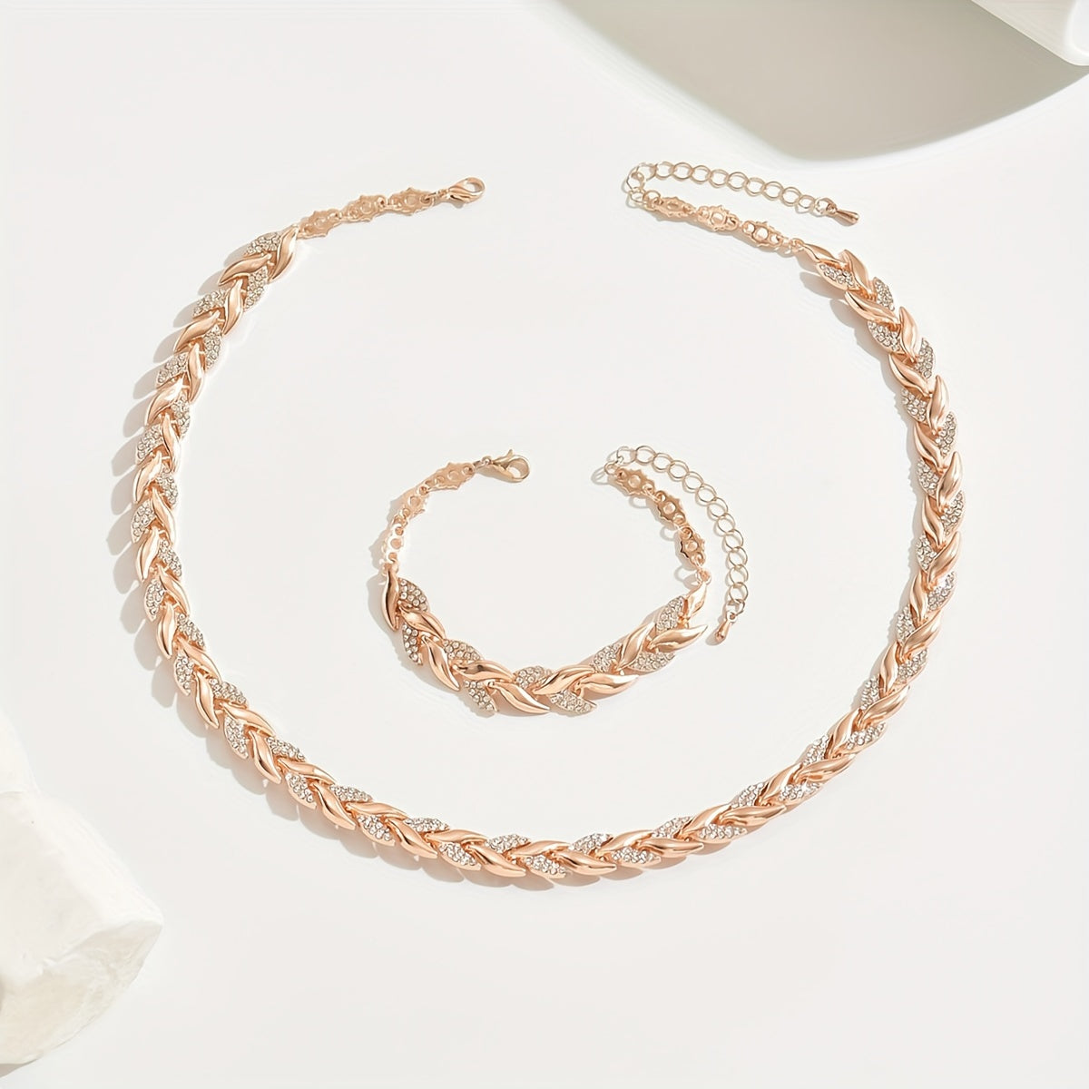 Collana e bracciale intrecciati a catena a foglia