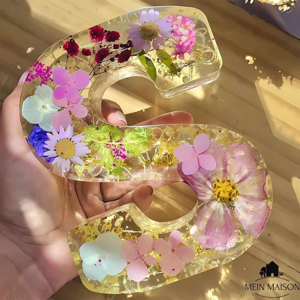 FloraLetter – pryskyřicová lampa s květinami ve tvaru písmen abecedy