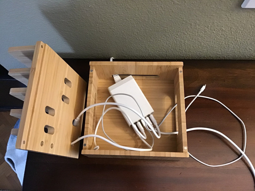 Stazione di ricarica in bambù | USB a 5 porte e organizer | Per smartphone, tablet e smartwatch | Set di cavi incluso