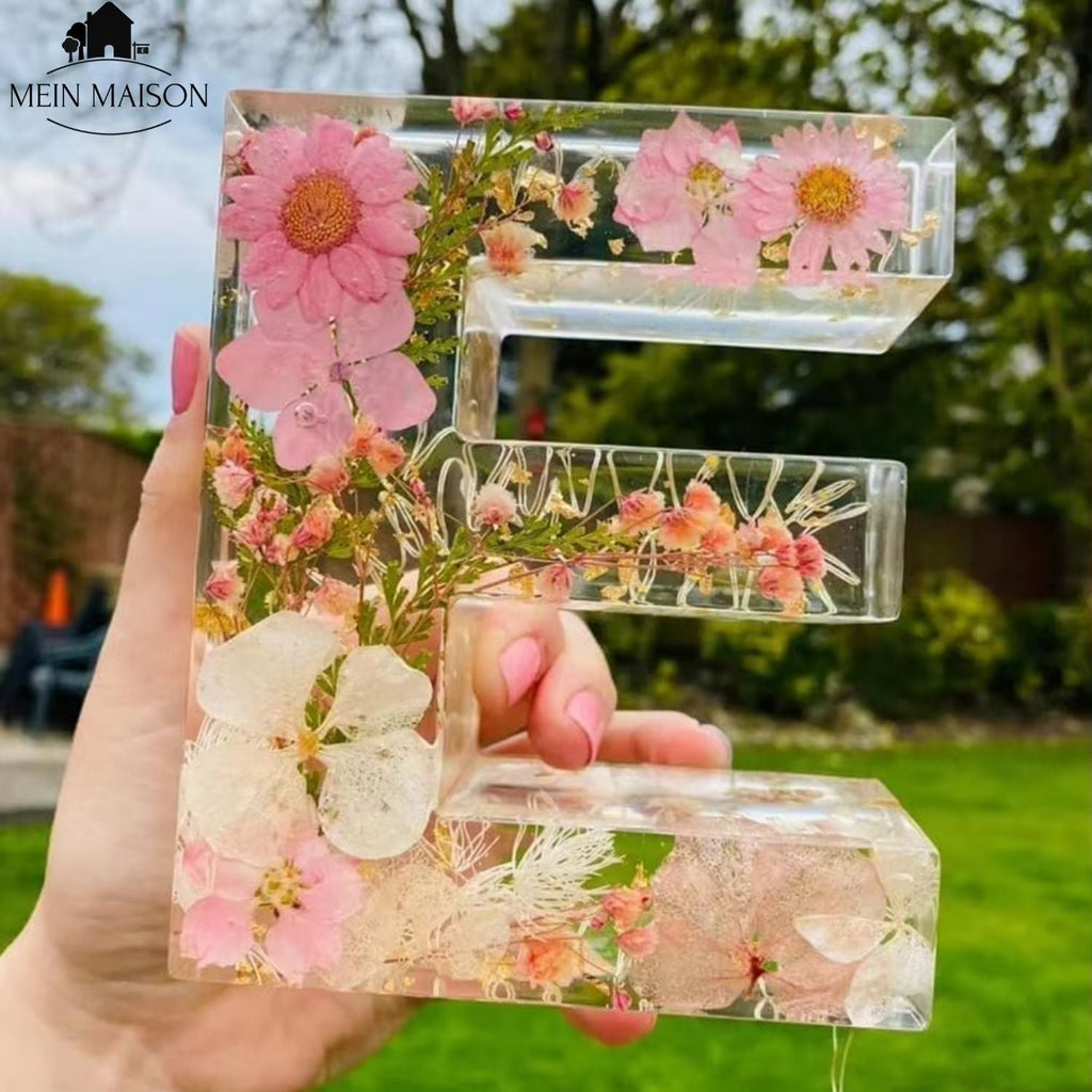 FloraLetter – pryskyřicová lampa s květinami ve tvaru písmen abecedy