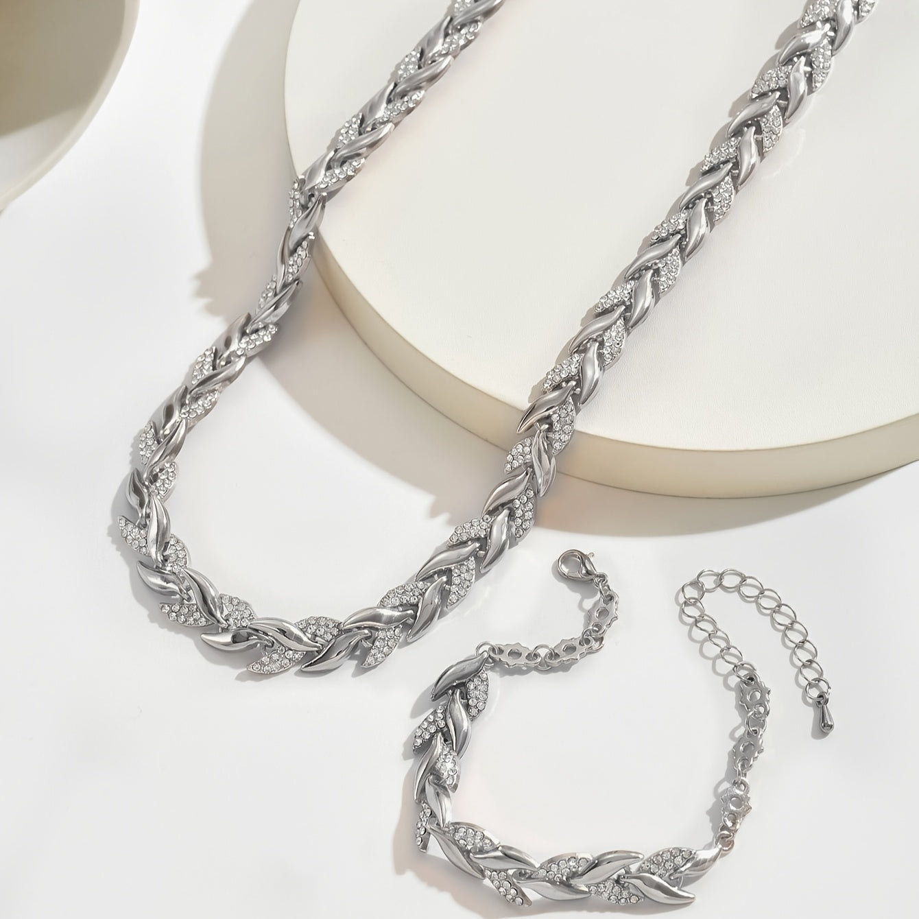 Collana e bracciale intrecciati a catena a foglia
