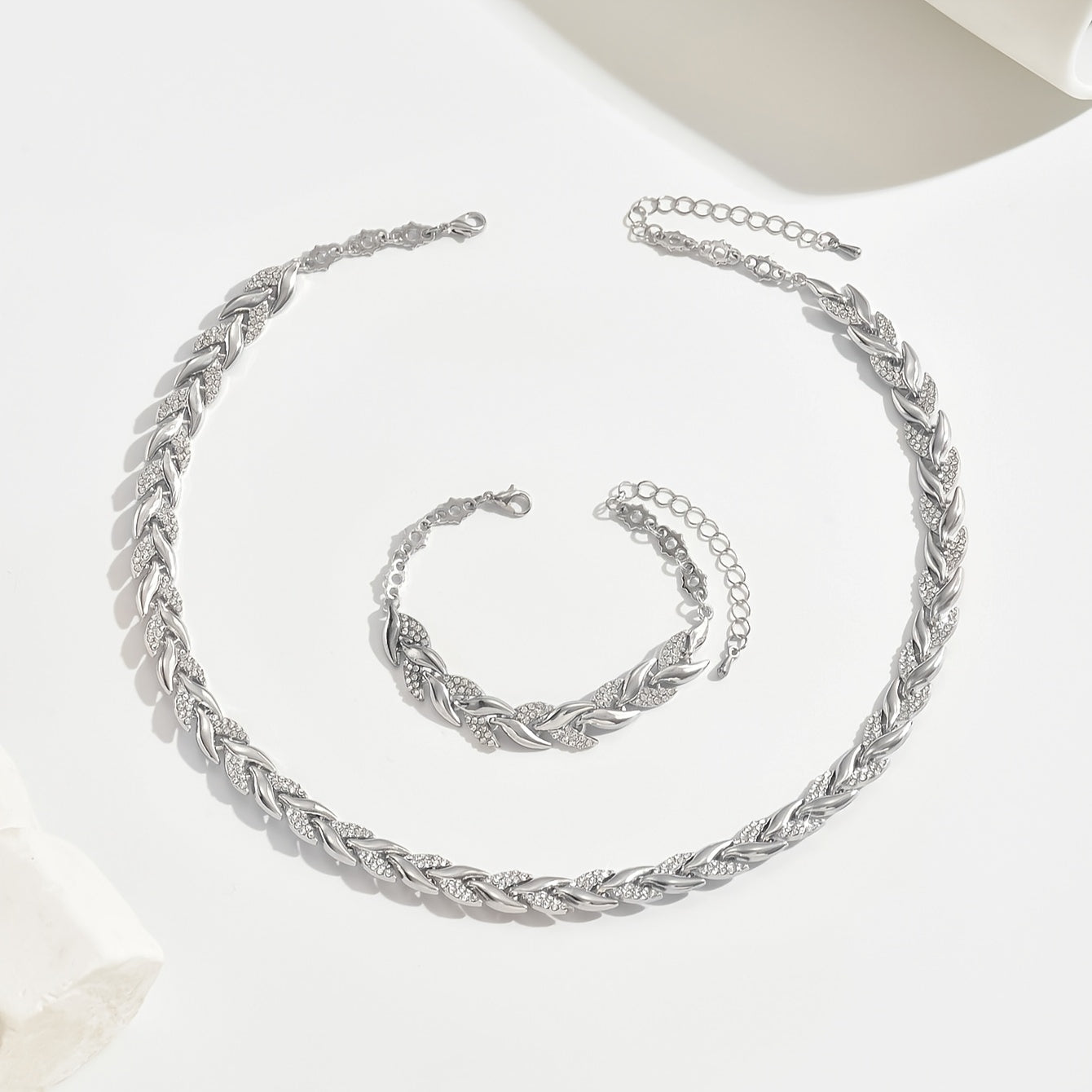 Collana e bracciale intrecciati a catena a foglia