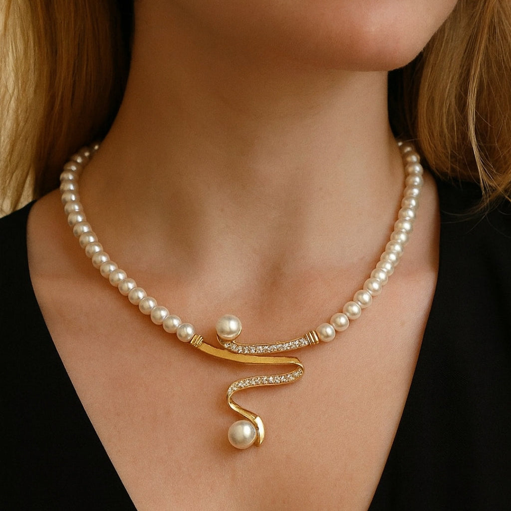 Set di collana e orecchini con perle e elemento centrale curvo color oro