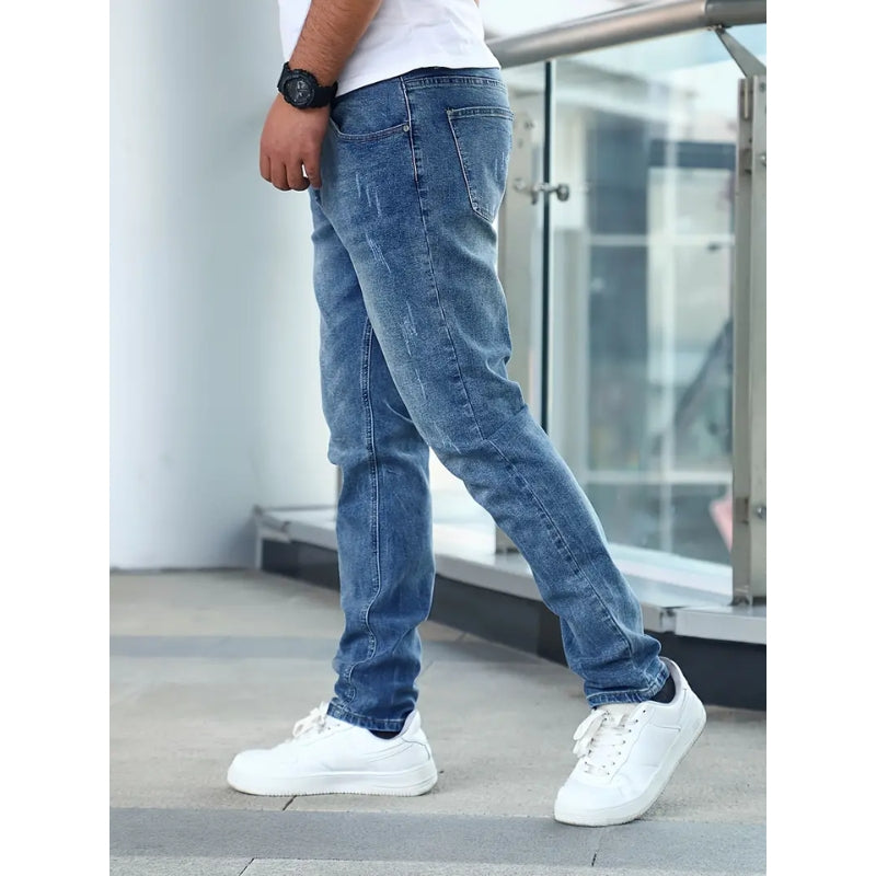Jeans da uomo a profilo slim con taglio a gamba dritta