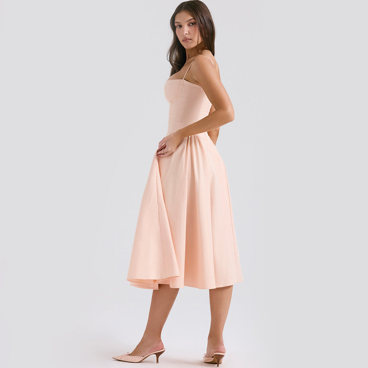Elegantné midi šaty s korzetom a nastaviteľnými ramienkami