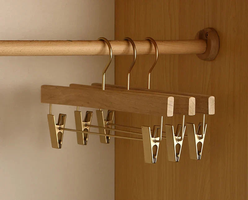 Grucce in Legno con Spalle Larghe – Organizer Premium per Abiti e Cappotti in Legno di Canfora (Set da 2)