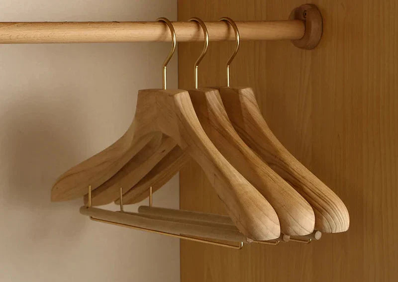 Grucce in Legno con Spalle Larghe – Organizer Premium per Abiti e Cappotti in Legno di Canfora (Set da 2)