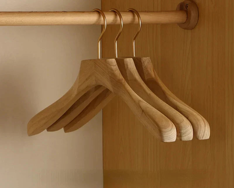 Grucce in Legno con Spalle Larghe – Organizer Premium per Abiti e Cappotti in Legno di Canfora (Set da 2)