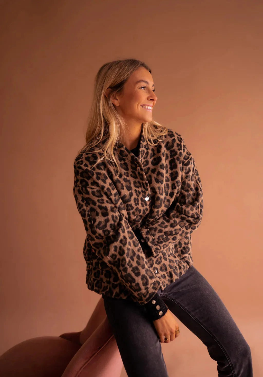 Giacca Bomber con Stampa Leopardo e Chiusura a Bottoni a Pressione