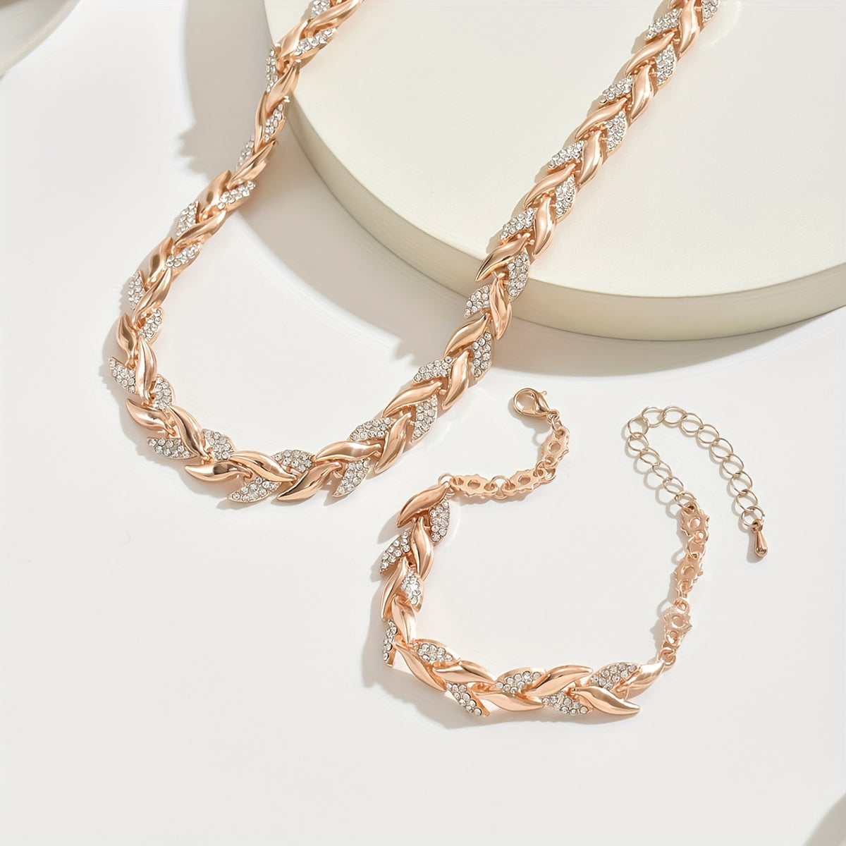 Collana e bracciale intrecciati a catena a foglia