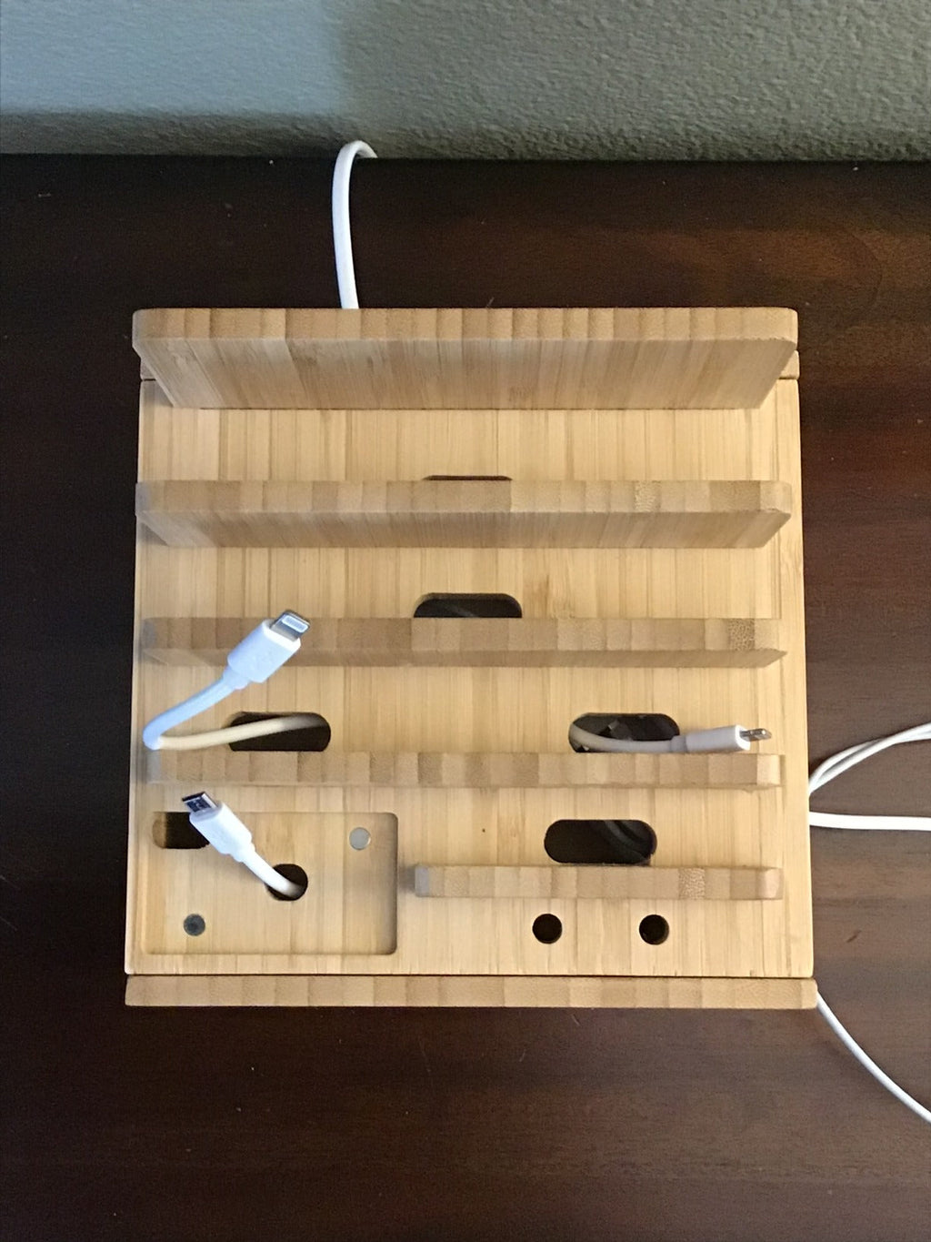 Stazione di ricarica in bambù | USB a 5 porte e organizer | Per smartphone, tablet e smartwatch | Set di cavi incluso
