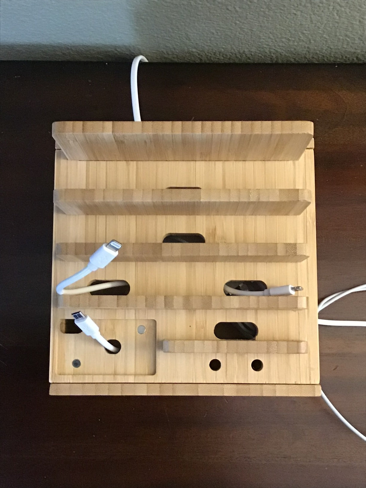Stazione di ricarica in bambù | USB a 5 porte e organizer | Per smartphone, tablet e smartwatch | Set di cavi incluso