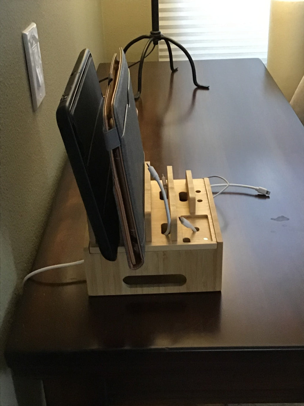 Stazione di ricarica in bambù | USB a 5 porte e organizer | Per smartphone, tablet e smartwatch | Set di cavi incluso
