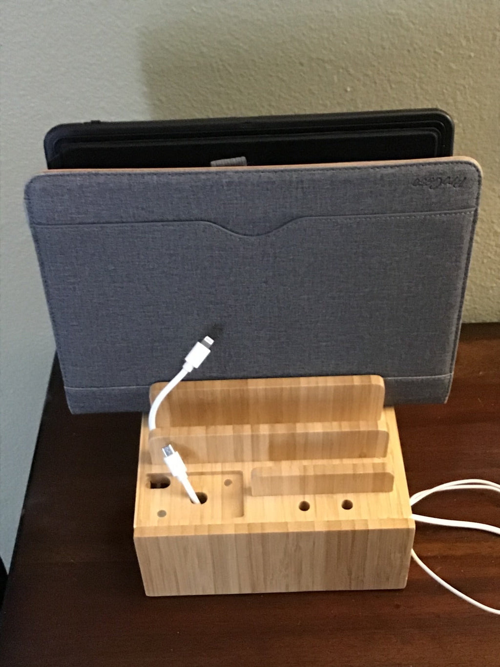 Stazione di ricarica in bambù | USB a 5 porte e organizer | Per smartphone, tablet e smartwatch | Set di cavi incluso