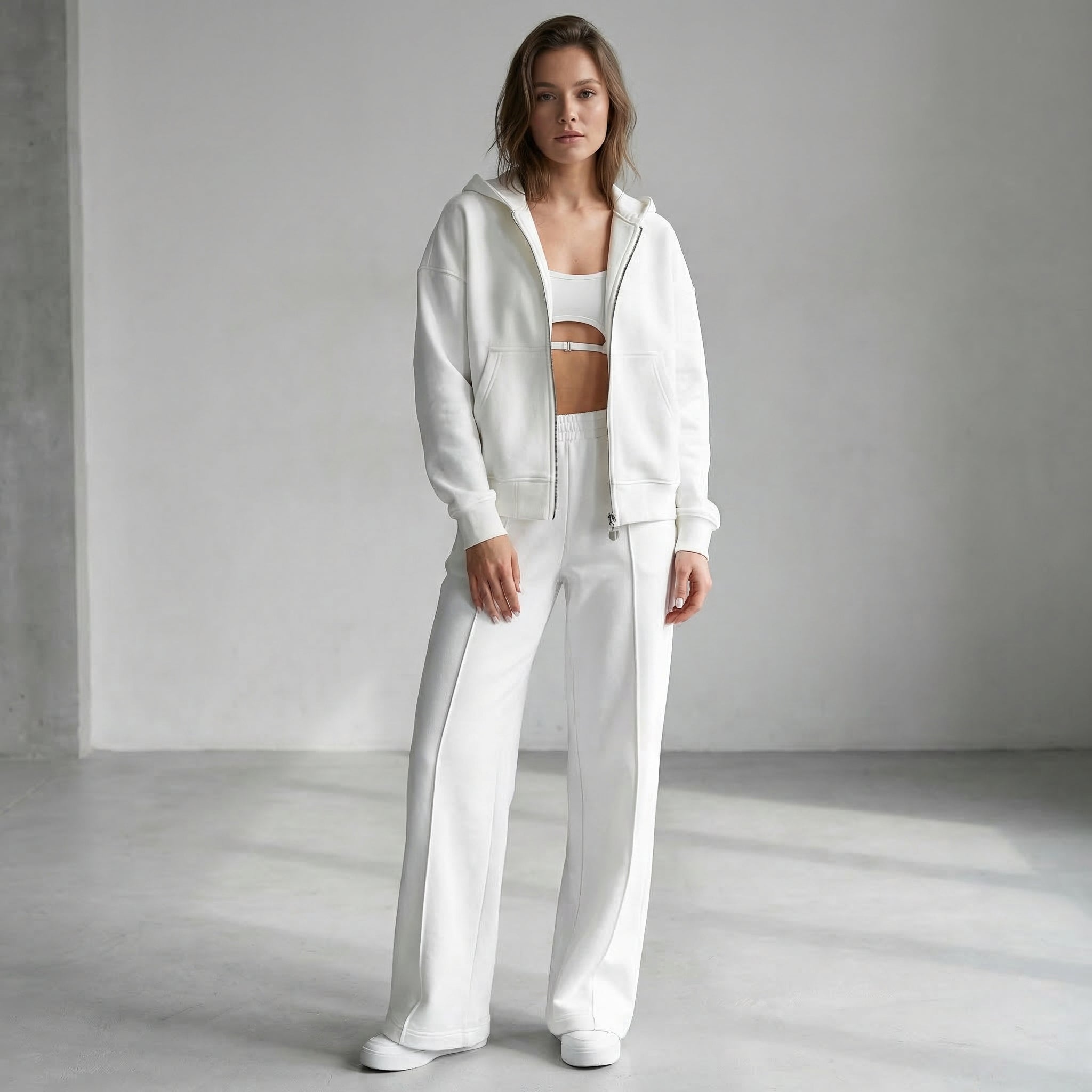Completo casual da donna in due pezzi: giacca con zip e pantaloni a gamba larga