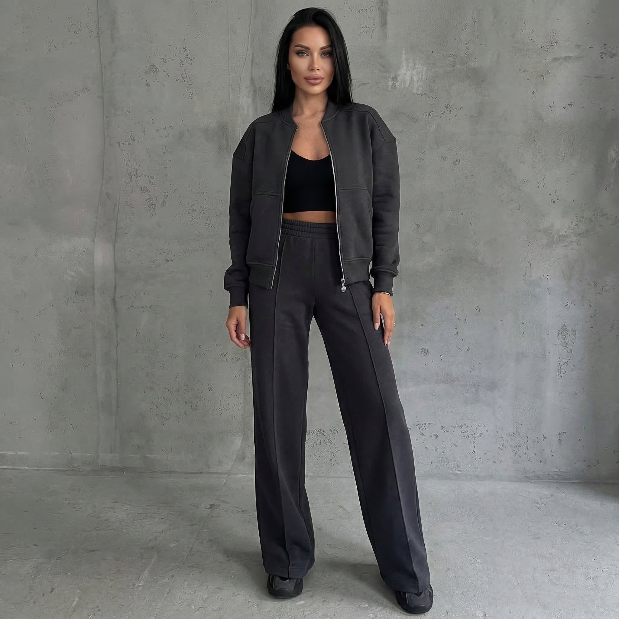 Completo casual da donna in due pezzi: giacca con zip e pantaloni a gamba larga