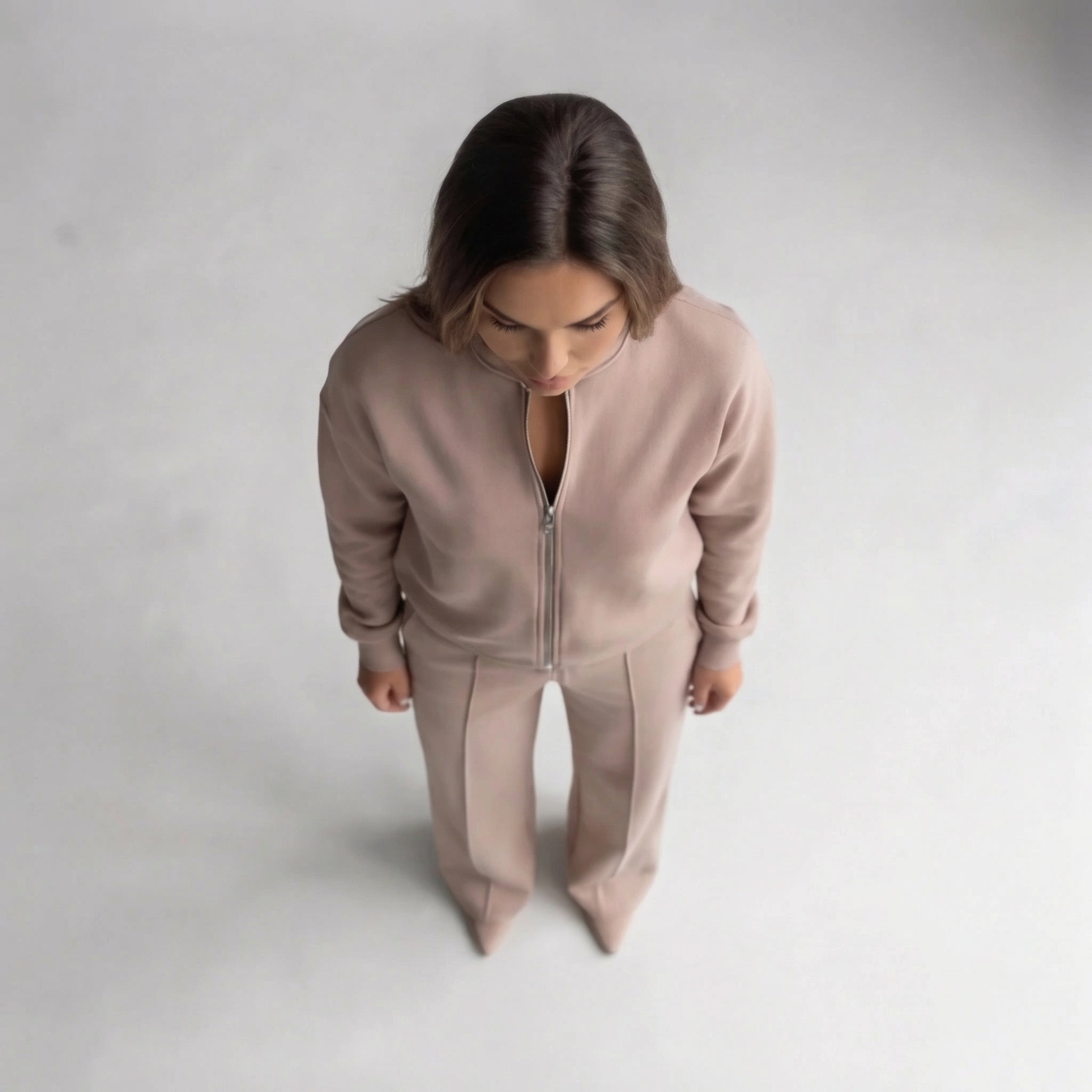 Completo casual da donna in due pezzi: giacca con zip e pantaloni a gamba larga